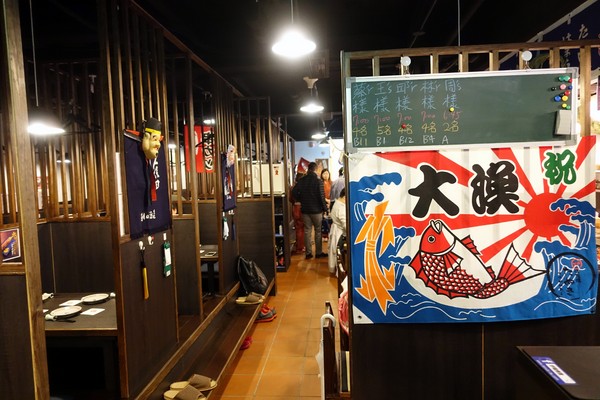 狸爐端燒 日式料理：(胖樺食記)捷運中山站八條通內「狸爐端燒 日式料理」。裝潢道地洋溢濃厚日式風情。平盆鍋料多味美(含完整菜單)