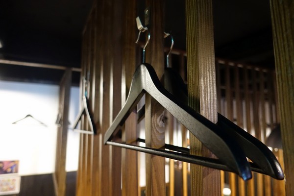 狸爐端燒 日式料理：(胖樺食記)捷運中山站八條通內「狸爐端燒 日式料理」。裝潢道地洋溢濃厚日式風情。平盆鍋料多味美(含完整菜單)