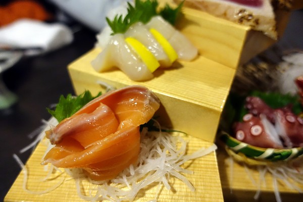 狸爐端燒 日式料理：(胖樺食記)捷運中山站八條通內「狸爐端燒 日式料理」。裝潢道地洋溢濃厚日式風情。平盆鍋料多味美(含完整菜單)