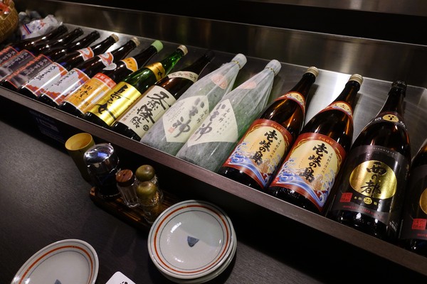 狸爐端燒 日式料理：(胖樺食記)捷運中山站八條通內「狸爐端燒 日式料理」。裝潢道地洋溢濃厚日式風情。平盆鍋料多味美(含完整菜單)