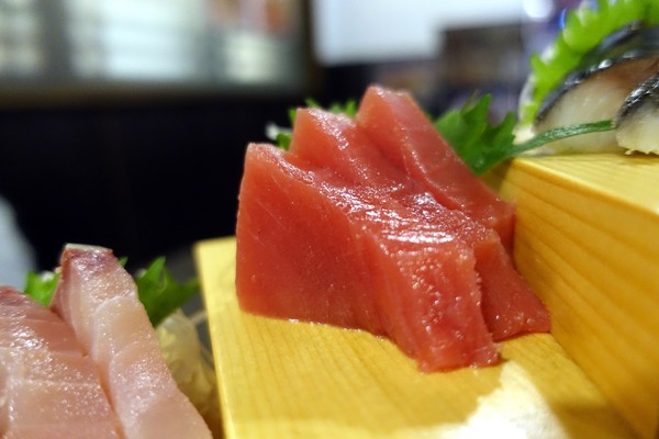 狸爐端燒 日式料理：(胖樺食記)捷運中山站八條通內「狸爐端燒 日式料理」。裝潢道地洋溢濃厚日式風情。平盆鍋料多味美(含完整菜單)