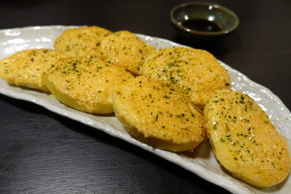 狸爐端燒 日式料理：(胖樺食記)捷運中山站八條通內「狸爐端燒 日式料理」。裝潢道地洋溢濃厚日式風情。平盆鍋料多味美(含完整菜單)