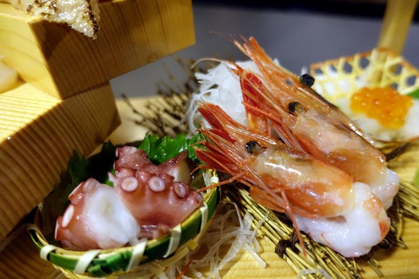 狸爐端燒 日式料理：(胖樺食記)捷運中山站八條通內「狸爐端燒 日式料理」。裝潢道地洋溢濃厚日式風情。平盆鍋料多味美(含完整菜單)