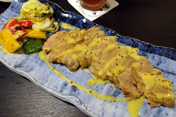 狸爐端燒 日式料理：(胖樺食記)捷運中山站八條通內「狸爐端燒 日式料理」。裝潢道地洋溢濃厚日式風情。平盆鍋料多味美(含完整菜單)