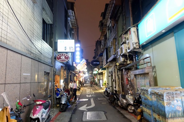 狸爐端燒 日式料理：(胖樺食記)捷運中山站八條通內「狸爐端燒 日式料理」。裝潢道地洋溢濃厚日式風情。平盆鍋料多味美(含完整菜單)