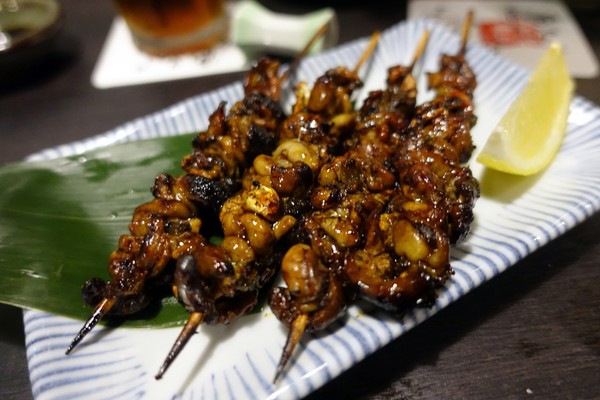 狸爐端燒 日式料理：(胖樺食記)捷運中山站八條通內「狸爐端燒 日式料理」。裝潢道地洋溢濃厚日式風情。平盆鍋料多味美(含完整菜單)