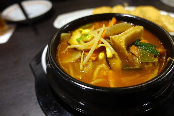 狸爐端燒 日式料理：(胖樺食記)捷運中山站八條通內「狸爐端燒 日式料理」。裝潢道地洋溢濃厚日式風情。平盆鍋料多味美(含完整菜單)