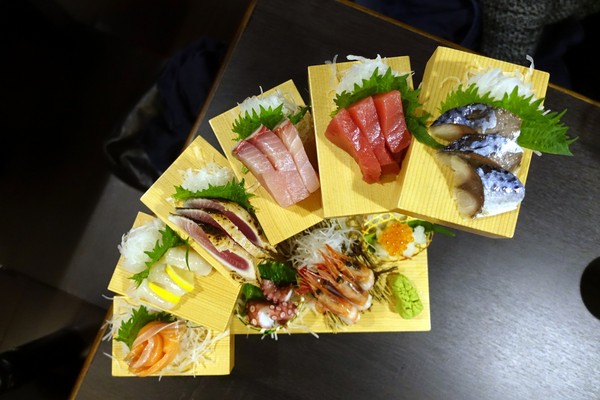 狸爐端燒 日式料理：(胖樺食記)捷運中山站八條通內「狸爐端燒 日式料理」。裝潢道地洋溢濃厚日式風情。平盆鍋料多味美(含完整菜單)