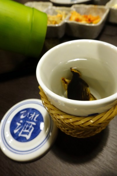 狸爐端燒 日式料理：(胖樺食記)捷運中山站八條通內「狸爐端燒 日式料理」。裝潢道地洋溢濃厚日式風情。平盆鍋料多味美(含完整菜單)