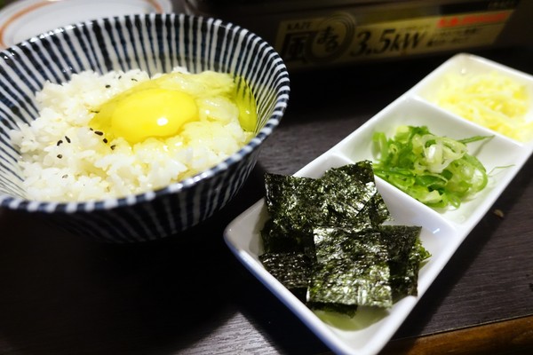 狸爐端燒 日式料理：(胖樺食記)捷運中山站八條通內「狸爐端燒 日式料理」。裝潢道地洋溢濃厚日式風情。平盆鍋料多味美(含完整菜單)