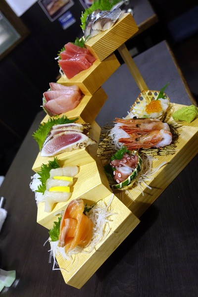 狸爐端燒 日式料理：(胖樺食記)捷運中山站八條通內「狸爐端燒 日式料理」。裝潢道地洋溢濃厚日式風情。平盆鍋料多味美(含完整菜單)