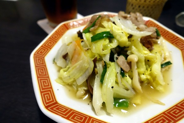 狸爐端燒 日式料理：(胖樺食記)捷運中山站八條通內「狸爐端燒 日式料理」。裝潢道地洋溢濃厚日式風情。平盆鍋料多味美(含完整菜單)