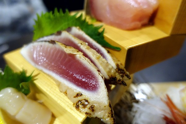 狸爐端燒 日式料理：(胖樺食記)捷運中山站八條通內「狸爐端燒 日式料理」。裝潢道地洋溢濃厚日式風情。平盆鍋料多味美(含完整菜單)