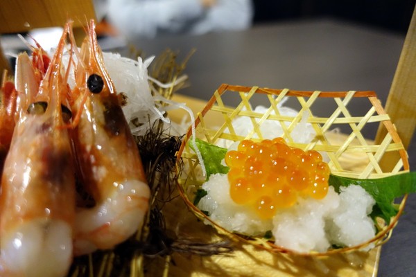 狸爐端燒 日式料理：(胖樺食記)捷運中山站八條通內「狸爐端燒 日式料理」。裝潢道地洋溢濃厚日式風情。平盆鍋料多味美(含完整菜單)