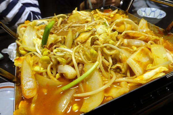 狸爐端燒 日式料理：(胖樺食記)捷運中山站八條通內「狸爐端燒 日式料理」。裝潢道地洋溢濃厚日式風情。平盆鍋料多味美(含完整菜單)