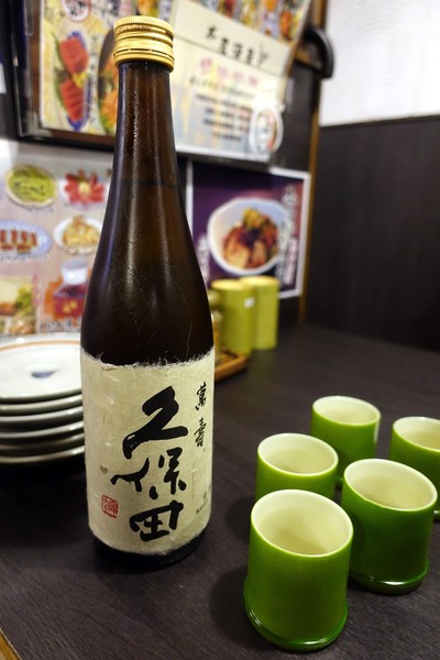 狸爐端燒 日式料理：(胖樺食記)捷運中山站八條通內「狸爐端燒 日式料理」。裝潢道地洋溢濃厚日式風情。平盆鍋料多味美(含完整菜單)