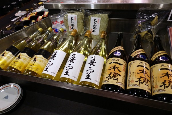 狸爐端燒 日式料理：(胖樺食記)捷運中山站八條通內「狸爐端燒 日式料理」。裝潢道地洋溢濃厚日式風情。平盆鍋料多味美(含完整菜單)