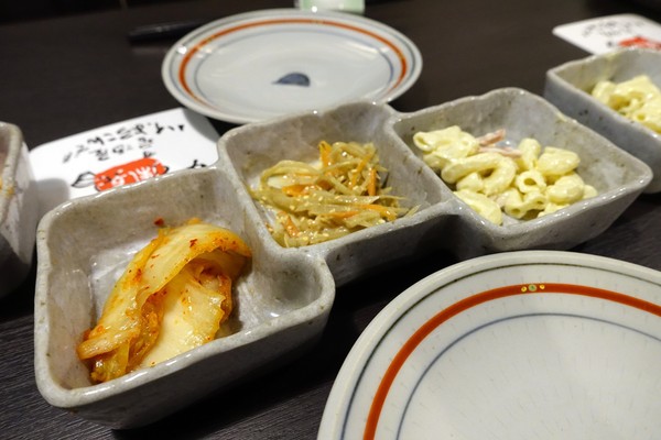 狸爐端燒 日式料理：(胖樺食記)捷運中山站八條通內「狸爐端燒 日式料理」。裝潢道地洋溢濃厚日式風情。平盆鍋料多味美(含完整菜單)
