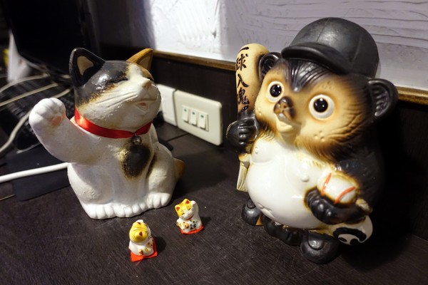 狸爐端燒 日式料理：(胖樺食記)捷運中山站八條通內「狸爐端燒 日式料理」。裝潢道地洋溢濃厚日式風情。平盆鍋料多味美(含完整菜單)