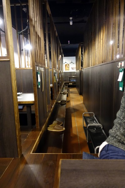 狸爐端燒 日式料理：(胖樺食記)捷運中山站八條通內「狸爐端燒 日式料理」。裝潢道地洋溢濃厚日式風情。平盆鍋料多味美(含完整菜單)