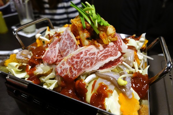 狸爐端燒 日式料理：(胖樺食記)捷運中山站八條通內「狸爐端燒 日式料理」。裝潢道地洋溢濃厚日式風情。平盆鍋料多味美(含完整菜單)