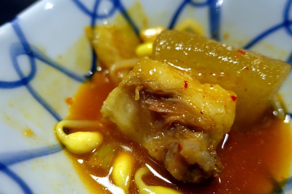 狸爐端燒 日式料理：(胖樺食記)捷運中山站八條通內「狸爐端燒 日式料理」。裝潢道地洋溢濃厚日式風情。平盆鍋料多味美(含完整菜單)