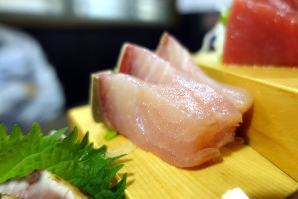 狸爐端燒 日式料理：(胖樺食記)捷運中山站八條通內「狸爐端燒 日式料理」。裝潢道地洋溢濃厚日式風情。平盆鍋料多味美(含完整菜單)