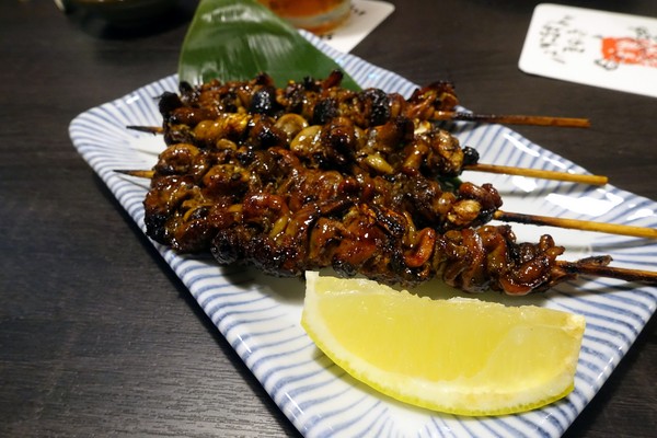 狸爐端燒 日式料理：(胖樺食記)捷運中山站八條通內「狸爐端燒 日式料理」。裝潢道地洋溢濃厚日式風情。平盆鍋料多味美(含完整菜單)