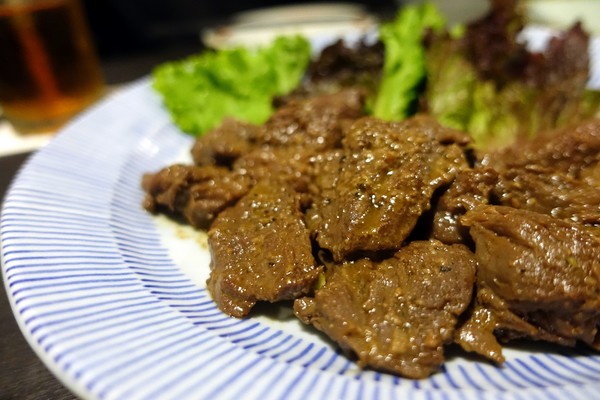 狸爐端燒 日式料理：(胖樺食記)捷運中山站八條通內「狸爐端燒 日式料理」。裝潢道地洋溢濃厚日式風情。平盆鍋料多味美(含完整菜單)