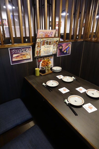 狸爐端燒 日式料理：(胖樺食記)捷運中山站八條通內「狸爐端燒 日式料理」。裝潢道地洋溢濃厚日式風情。平盆鍋料多味美(含完整菜單)