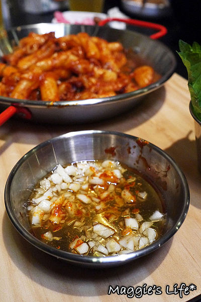 UNCLES TAIWAN:台北東區美食。捷運國父紀念館【魷魚大叔UNCLES TAIWAN火熖炒年糕專賣店】地表最強會牽絲的魷魚◆韓式居食屋。韓式料理。韓國美食