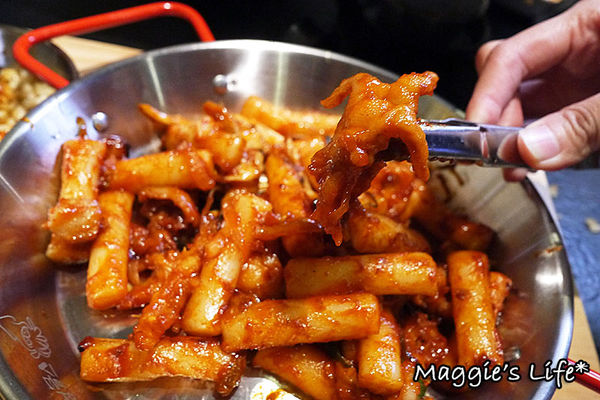 UNCLES TAIWAN:台北東區美食。捷運國父紀念館【魷魚大叔UNCLES TAIWAN火熖炒年糕專賣店】地表最強會牽絲的魷魚◆韓式居食屋。韓式料理。韓國美食