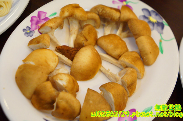 食紳枸尾雞：【台南-北區】養生x雞火鍋...豬油麵線/埔里香菇/鴕鳥肉/無基改豆腐《食紳枸尾雞》