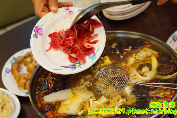 食紳枸尾雞：【台南-北區】養生x雞火鍋...豬油麵線/埔里香菇/鴕鳥肉/無基改豆腐《食紳枸尾雞》