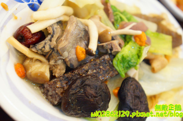 食紳枸尾雞：【台南-北區】養生x雞火鍋...豬油麵線/埔里香菇/鴕鳥肉/無基改豆腐《食紳枸尾雞》