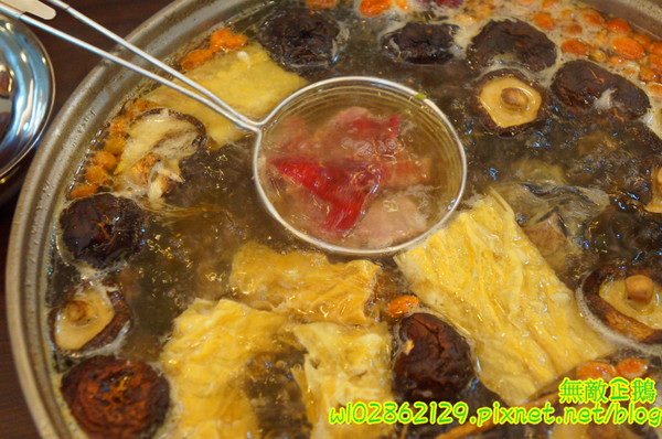 食紳枸尾雞：【台南-北區】養生x雞火鍋...豬油麵線/埔里香菇/鴕鳥肉/無基改豆腐《食紳枸尾雞》