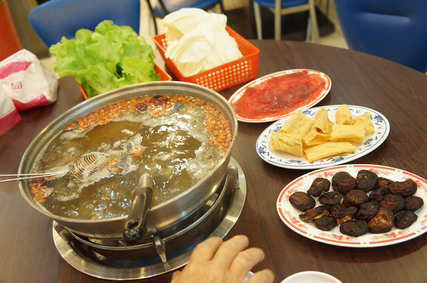 食紳枸尾雞：【台南-北區】養生x雞火鍋...豬油麵線/埔里香菇/鴕鳥肉/無基改豆腐《食紳枸尾雞》