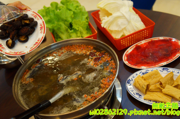 食紳枸尾雞：【台南-北區】養生x雞火鍋...豬油麵線/埔里香菇/鴕鳥肉/無基改豆腐《食紳枸尾雞》