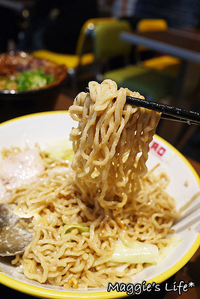 RAMEN HERO拉麵英雄：台北美食。微風信義台灣一號店【拉麵英雄RAMEN HERO】高CP值又好吃的日本拉麵◆開幕期間送北海道霜淇淋喲！