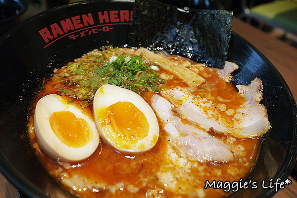 RAMEN HERO拉麵英雄：台北美食。微風信義台灣一號店【拉麵英雄RAMEN HERO】高CP值又好吃的日本拉麵◆開幕期間送北海道霜淇淋喲！