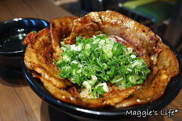 RAMEN HERO拉麵英雄：台北美食。微風信義台灣一號店【拉麵英雄RAMEN HERO】高CP值又好吃的日本拉麵◆開幕期間送北海道霜淇淋喲！