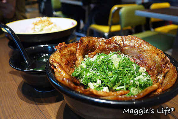 RAMEN HERO拉麵英雄：台北美食。微風信義台灣一號店【拉麵英雄RAMEN HERO】高CP值又好吃的日本拉麵◆開幕期間送北海道霜淇淋喲！