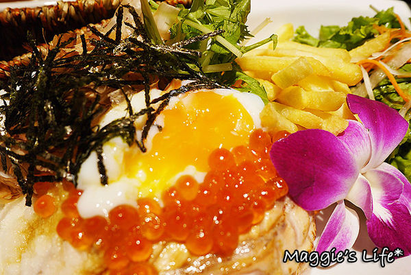 MOKUOLA：台北美食。微風信義【MOKUOLA】來自日本的美味鬆餅◆夏威夷漢堡排飯。人氣鬆餅。下午茶