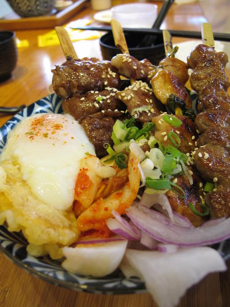 海力士：(胖樺食記)新北永和海力士。各色日式料理一應俱全選擇眾多。無限續點的小菜湯品以及飲料。