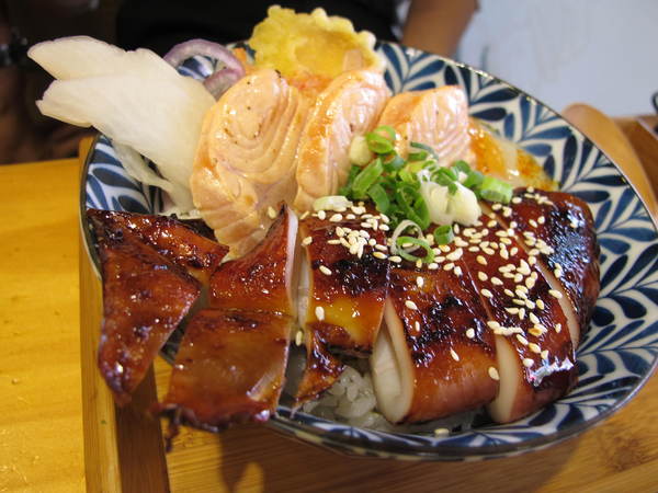 海力士：(胖樺食記)新北永和海力士。各色日式料理一應俱全選擇眾多。無限續點的小菜湯品以及飲料。