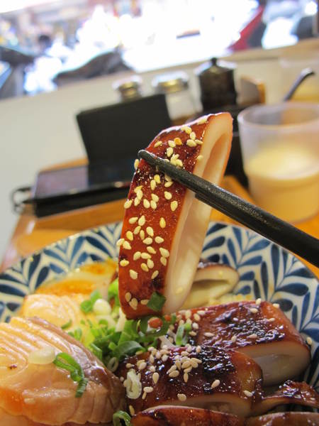 海力士：(胖樺食記)新北永和海力士。各色日式料理一應俱全選擇眾多。無限續點的小菜湯品以及飲料。