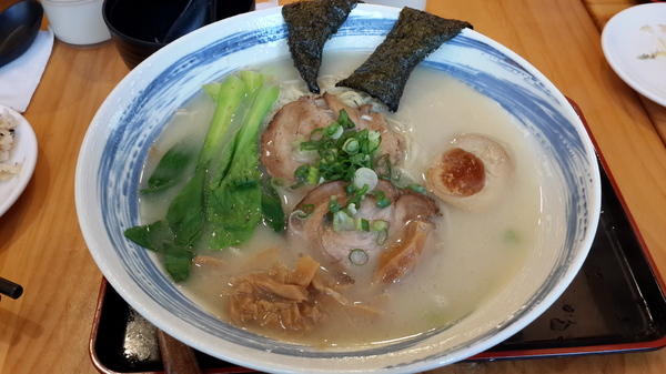 海力士：(胖樺食記)新北永和海力士。各色日式料理一應俱全選擇眾多。無限續點的小菜湯品以及飲料。