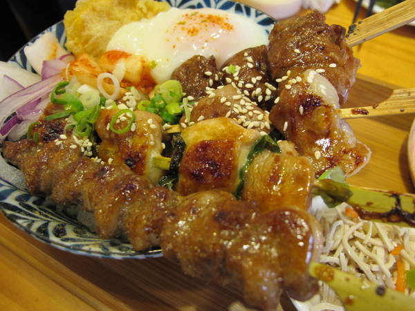 海力士：(胖樺食記)新北永和海力士。各色日式料理一應俱全選擇眾多。無限續點的小菜湯品以及飲料。