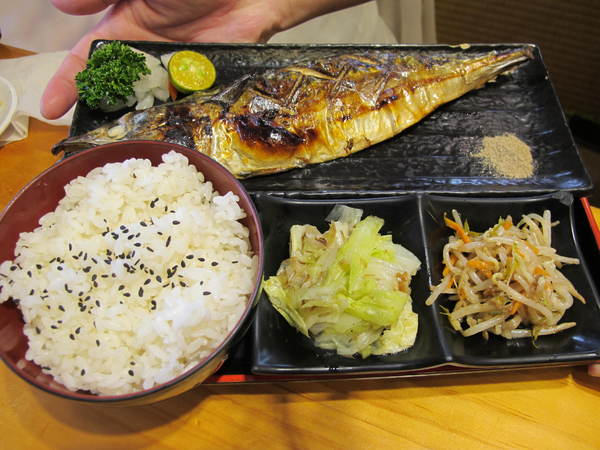 海力士：(胖樺食記)新北永和海力士。各色日式料理一應俱全選擇眾多。無限續點的小菜湯品以及飲料。