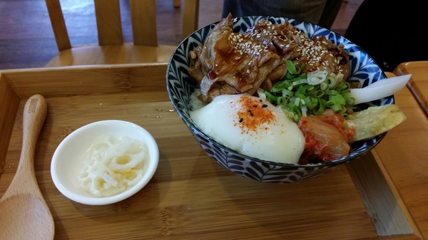 海力士：(胖樺食記)新北永和海力士。各色日式料理一應俱全選擇眾多。無限續點的小菜湯品以及飲料。